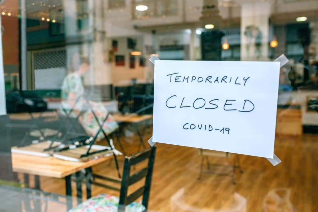 A sign on a door saying Temporarily closed due to Covid 19